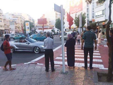 الملك ينزل من سيارته ليحادث شيخا يحمل أثقالا