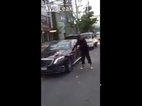 رجل يحطم سيارته المرسيدس s63 amg بمضرب جولف