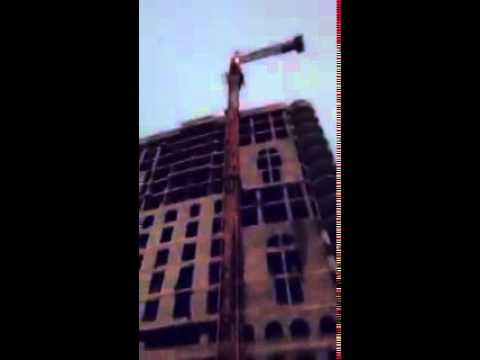 سقوط رافعة أخرى خارج الحرم