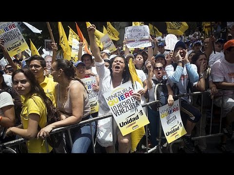 شاهد أنصار المعارض السياسي المسجون ليوبولدولوبيز  يتظاهرون في فنزويلا