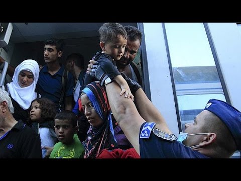 شاهد المئات من اللاجئين يصلون إلى حدود المجر