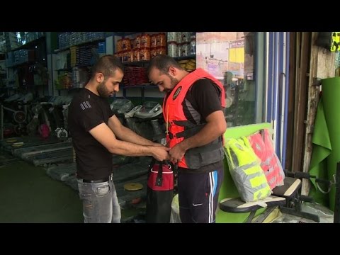 شاهد عراقيون يتزودون بسترات النجاة قبل رحلة الهجرة