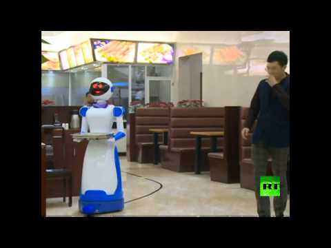 روبوت يقدم الوجبات في مطعم صيني