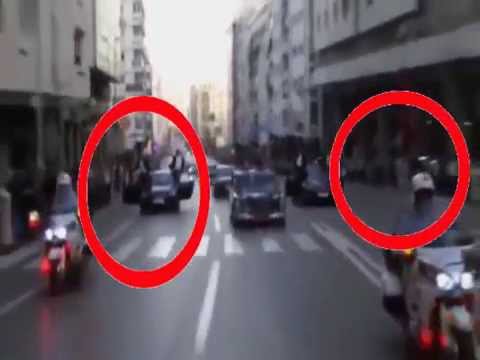 شاهد حراس الملك محمد السادس يقفون خارج سيارتهم لحمايته