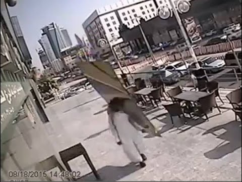شاهد سعودي ينجو بأعجوبة بعد سقوط لوح زجاج