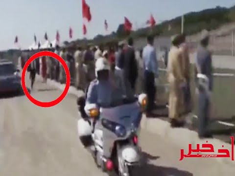 شاهد حارس الملك محمد السادس يركض مع سيارة الملك