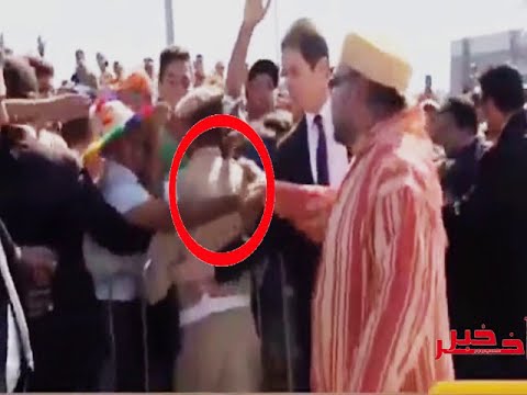 شاهد رجل بالشاشية الجبلية يسلم على الملك محمد السادس بحرارة