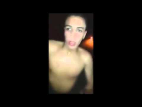 مغاربة ينهالون بالضرب على مثلي الجنس