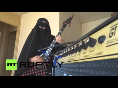 شاهد امرأة منتقبة نجمة موسيقى الميتال في البرازيل