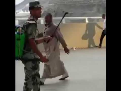 شاهد حاج يوثق فيديو لشهامة رجل أمن سعودي