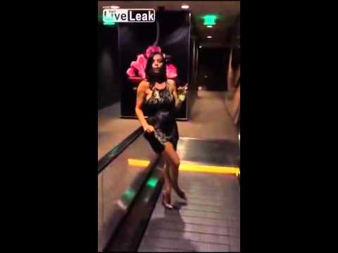 شاهد سقوط فتاة أرضا أثناء استعراض جمالها