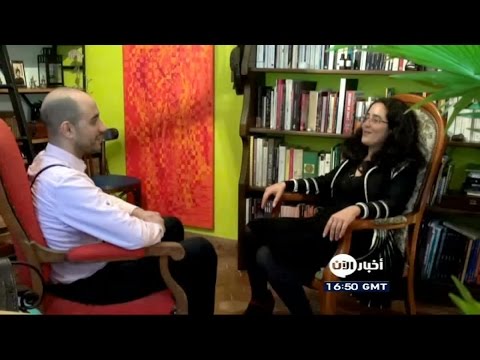 شاهد صحفية فرنسية تقيم معرضا لسورية في باريس