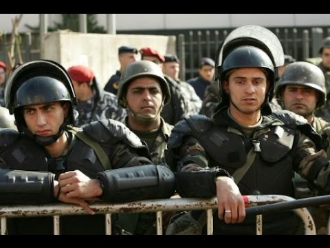شاهد عشرات اللبنانيين الغاضبين يقفلون مدخل وزارة الطاقة