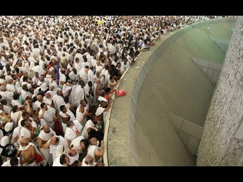 شاهد مئات الحجاج المغاربة يبيتون في العراء بلا ماء ولا أكل