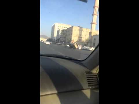 متهور يمشي بسيارته على عجلتين فقط