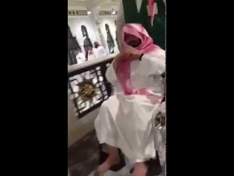 إمام الحرم المكي يتخفى بكرسي متحرك