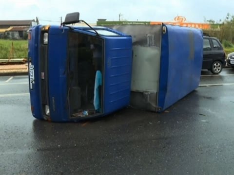 آثار الخراب والدمار التي خلفها إعصار دوغوان