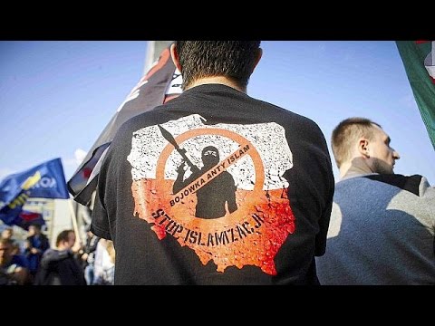 بسشاهد أنصار بيغيدا يتظاهرون في درسدن ضد تدفق اللاجئين إلى ألمانيابب الخوف من انتشار الإسلام في البلاد