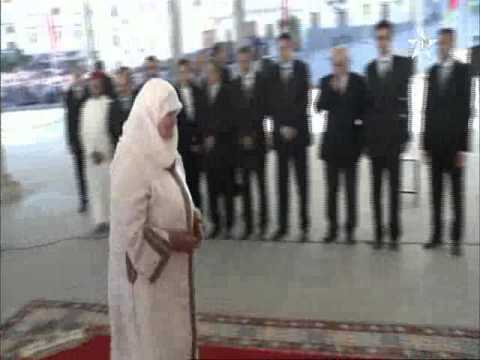 فيديو طريف  تحية عسكرية من مواطنة مسنة للملك محمد السادس