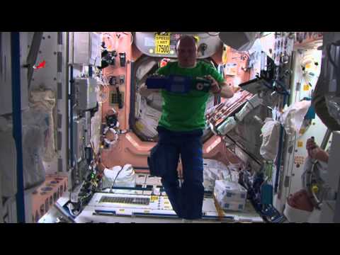 رواد روس يمارسون ألعاب السيرك