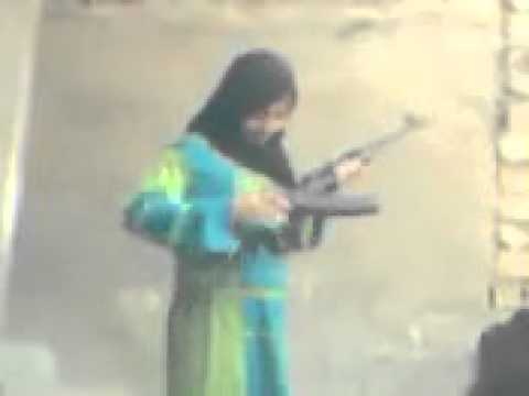 أجرأ بنت صعيدية تستعرض قوتها بالرشاش الآلى