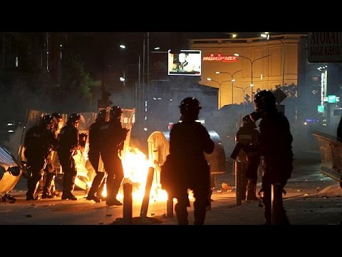 شاهد الإفراج عن نائب في كوسوفو ألقى علبة غاز داخل البرلمان