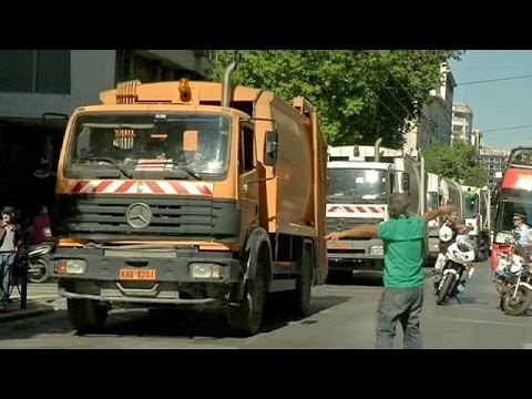 شاهد عمال النظافة يحتجون في أثينا