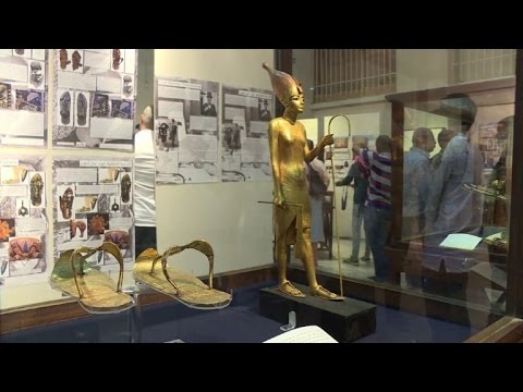 صنادل توت عنخ آمون الأبرز في معرض الأحذية