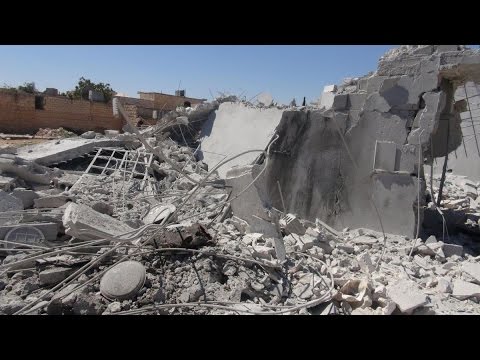 نزوح أهالي ريف حماة بسبب الغارات الروسية