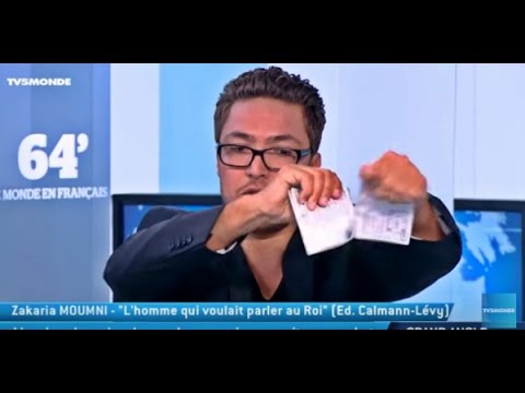 شاهدالمومني يمزق جواز سفره المغربي