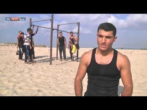 شاهد شباب غزة يمارسون رياضة غريبة وسط الأنقاض