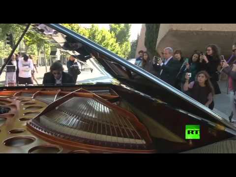 شاهد آلات البيانو تملأ شوارع مدريد
