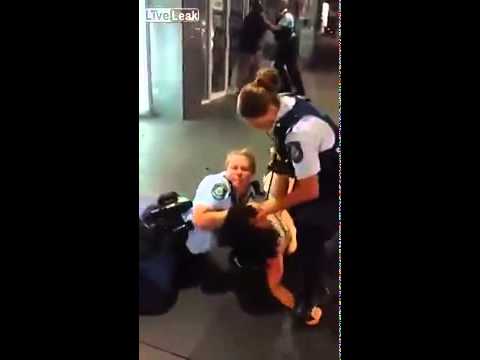 شرطيتان تفشلان في السيطرة على فتاة