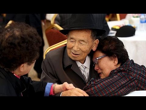 شاهد  كوريون فرقتهم الحرب يلتقون أقاربهم بعد أكثر من 60عامًا