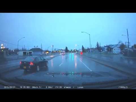 شاهد مخمور يترك دراجته بعد أن تعرض لحادث سيارة