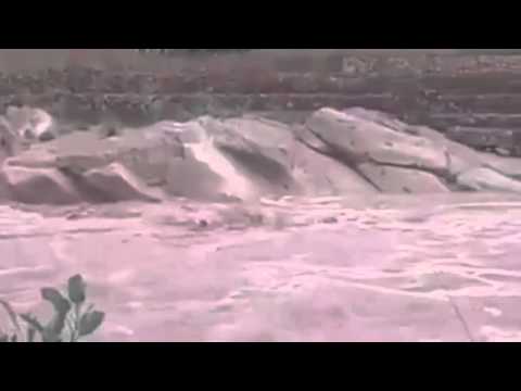 شاهد شباب أغادير يسبحون في فيضان وادي أورير