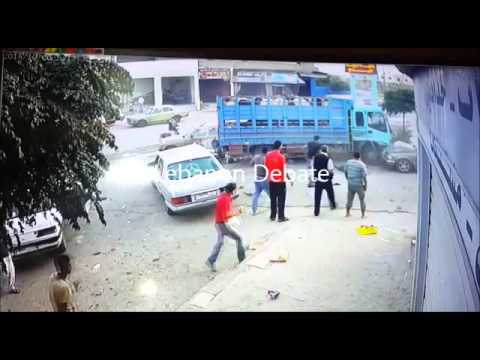 شاهد شاحنة مواشي تدهس مجموعة شباب