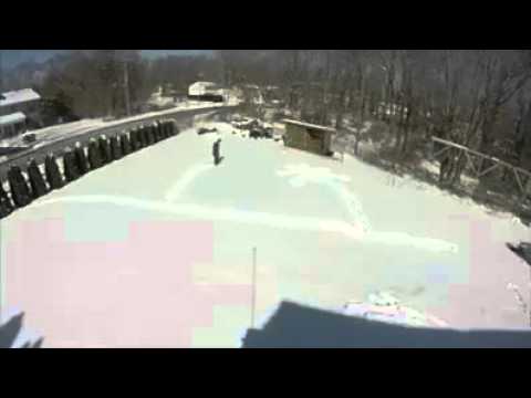 شاهد شاب يبتكر طريقة جديدة في الرسم على الثلج