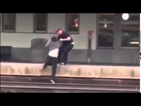 شاهد  رجل ينقذ رفيقه من الموت المحتم قبل مرور القطار بثوان