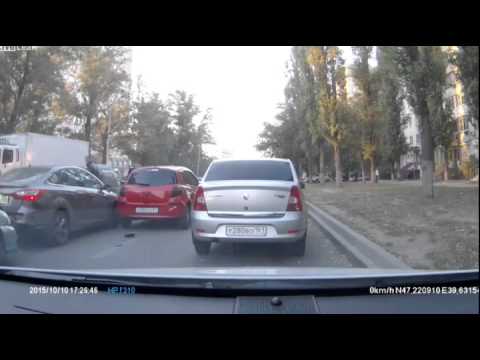 شاهد سائق يتجنب دهس حمامة ويتسبب في حادث بين 3 سيارات