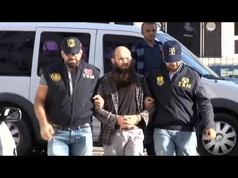 شاهد اعتقال 20 شخصًا يشتبه بانتمائهم إلى داعش في تركيا