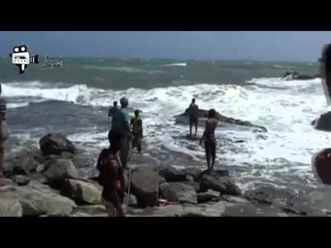 شاهد لحظة ابتلاع أمواج البحر لشاب يمني متهور