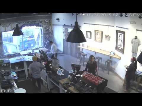 شاهد شاب وفتاة يتوقعان حادث أوتوبيس قبل وقوعه بثانية