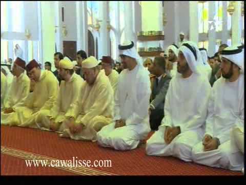 الملك محمد السادس يؤدي صلاة الجمعة في أبوظبي