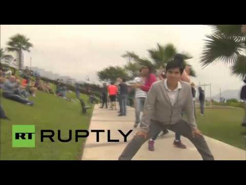 شاهِد الكلب أوتو صاحب الرقم القياسي الفريد في التزلج على اللوح