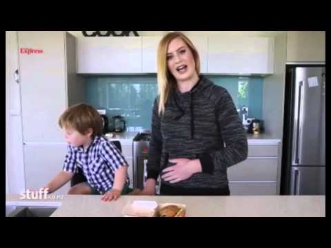 شاهد رجل يعثر على رأس فأر داخل الوجبة