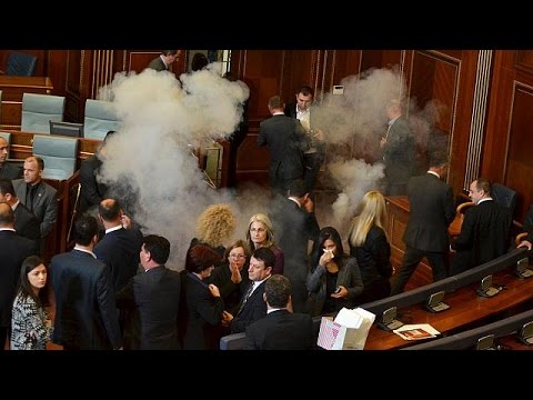شاهدك إلقاء غاز مسيل للدموع في برلمان كوسوفو