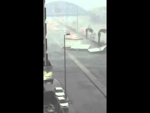 بالفيديو إسقاط لوحة إعلانية على إحدى السيارات