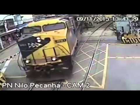 مسن ينجو بأعجوبة من حادث قطار