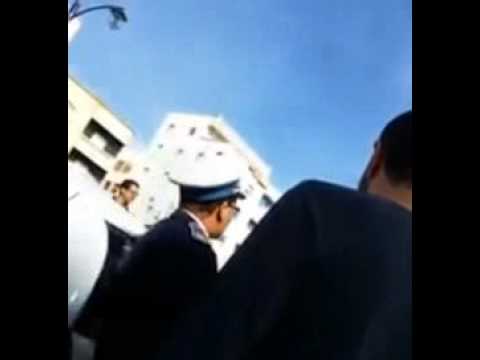 شاهد مشادة كلامية بين ضابط أمن ومواطن